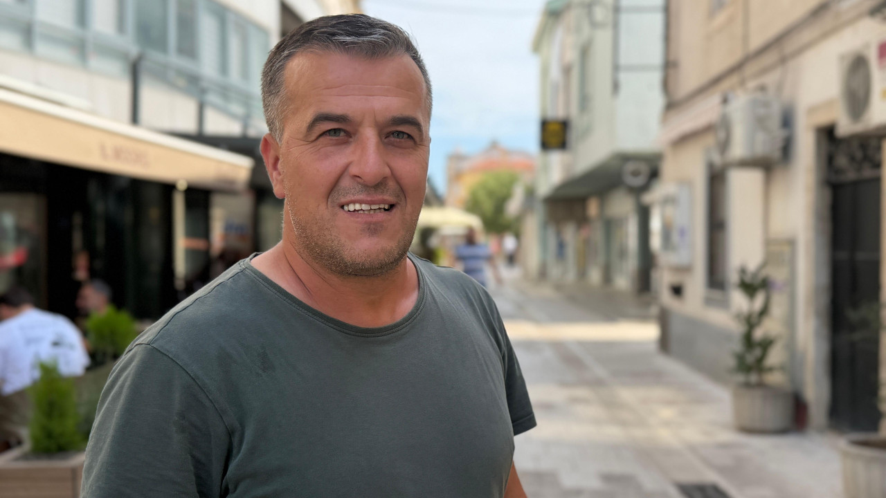 sanel smailović, muškarac u zelenoj majici gleda u kameru