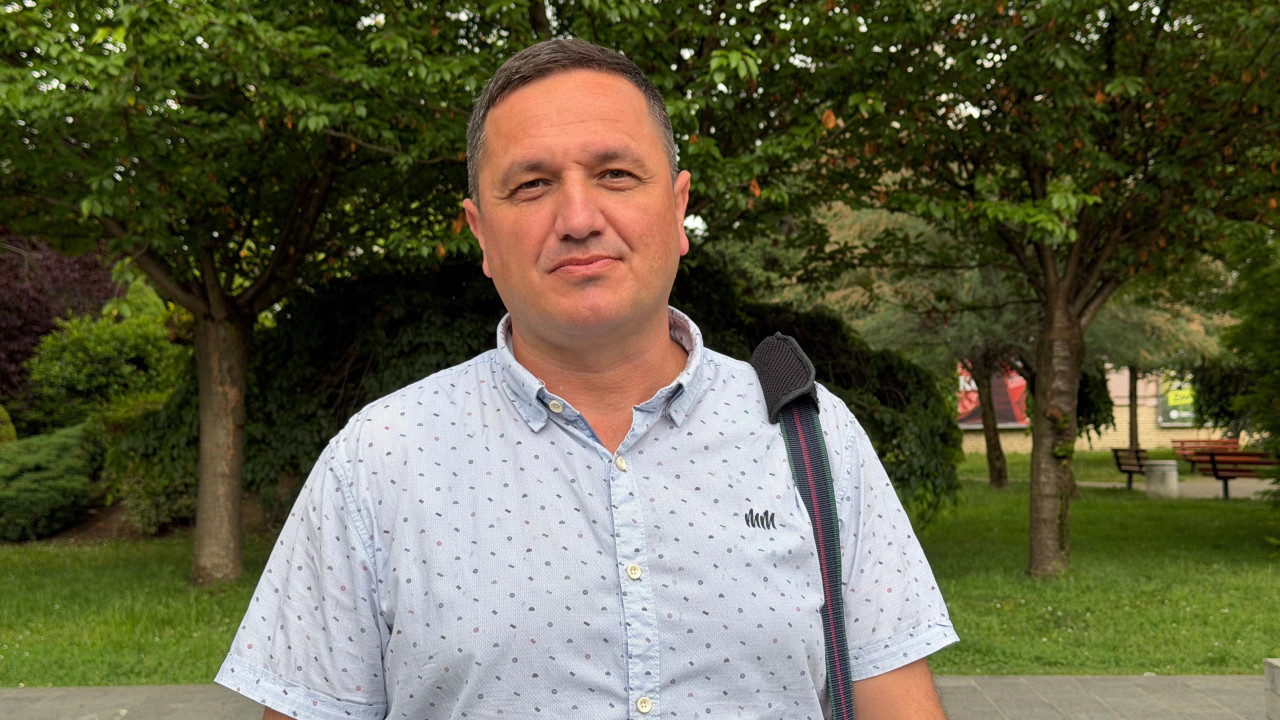 mupkarac u košulji kratkih rukava stoji na ulici