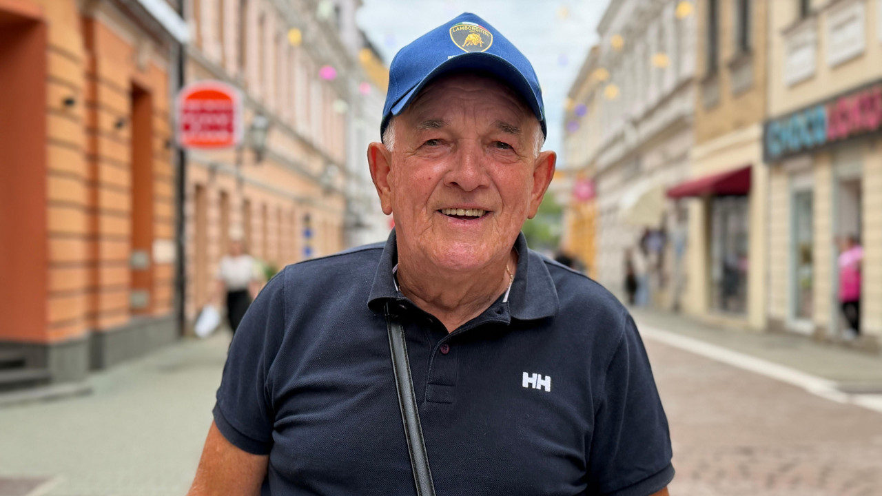 stariji muškarac sa kačletom na glavi stoji na ulici u centru Banjaluke
