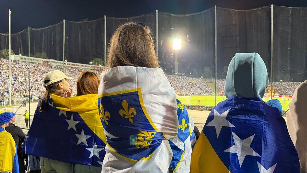 navijači bosne i hercegovine ogrnuti zastavama