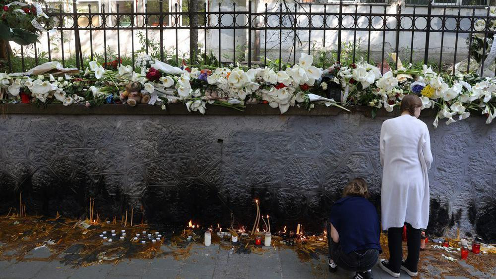 sveće ispred osnovne škole Vladislav Ribnikar u Beogradu 