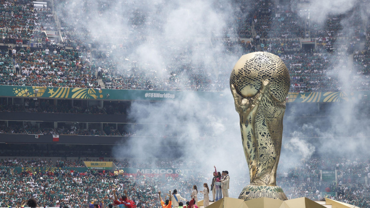 Velika statua u obliku trofeja namenjenog svetskom prvaku