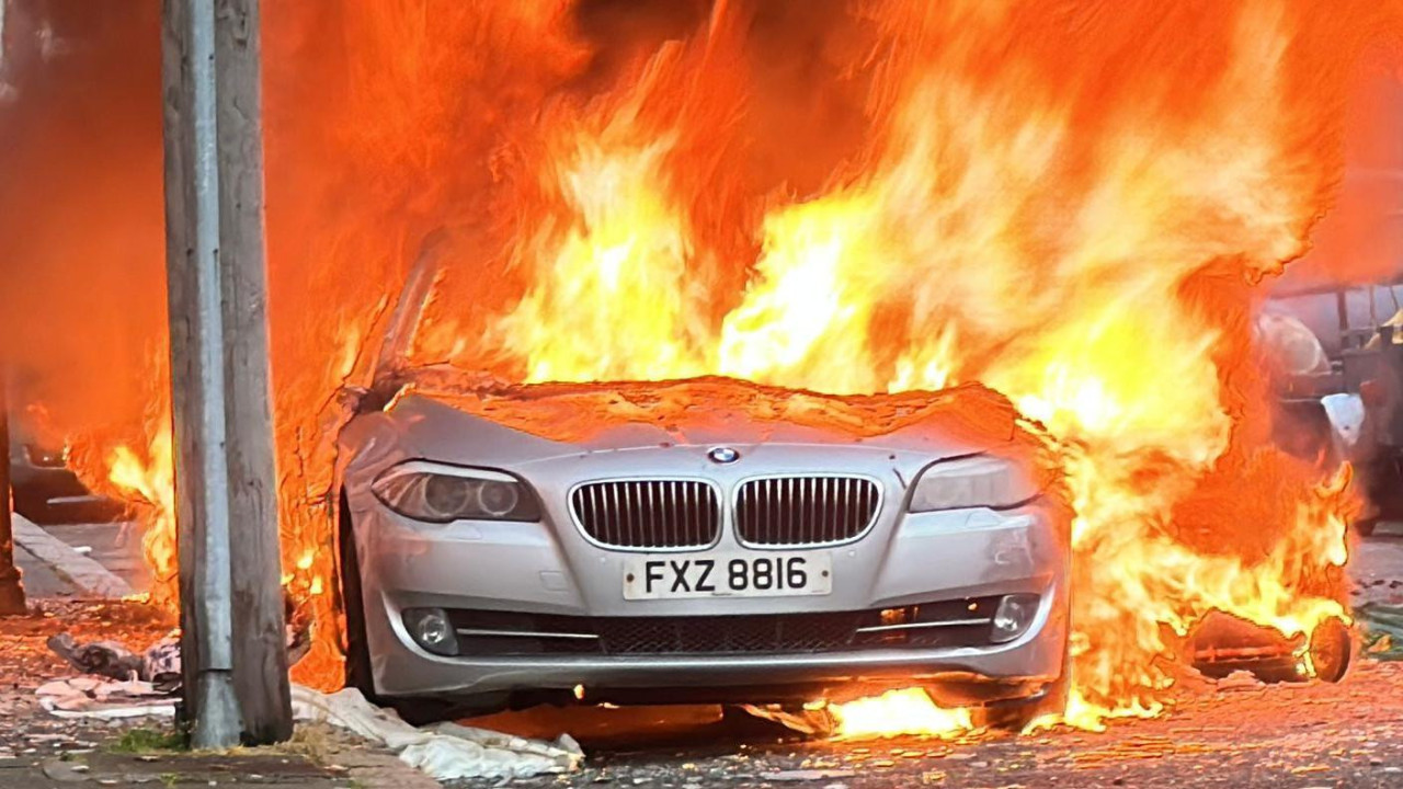 sivi bmw u plamenu na ulici Belfasta 