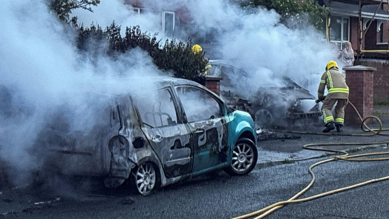 vatrogasci gase zapaljene automobile na ulicama Belfasta posle nereda 