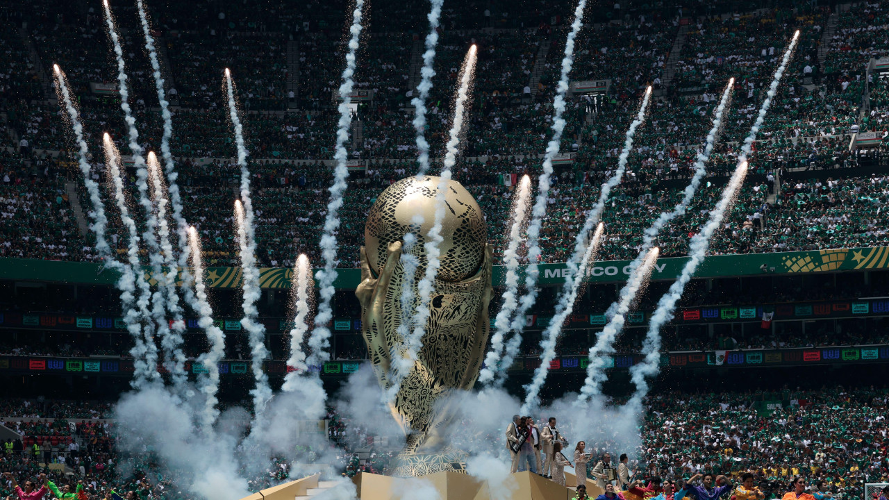 vatromet oko velikog trofeja FIFA na otvaranju MUndijala, oko njega plesači