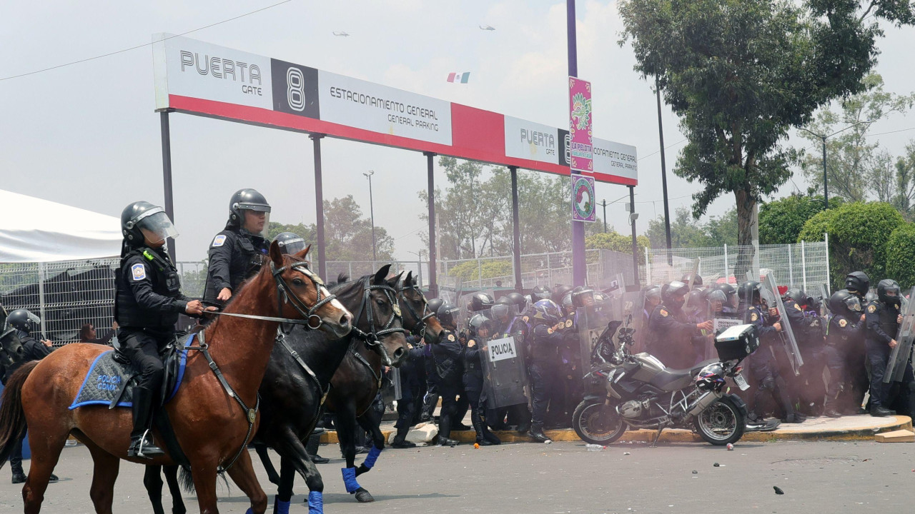 Velike policijske snage oko stadiona tokom sukoba sa demonstrantima