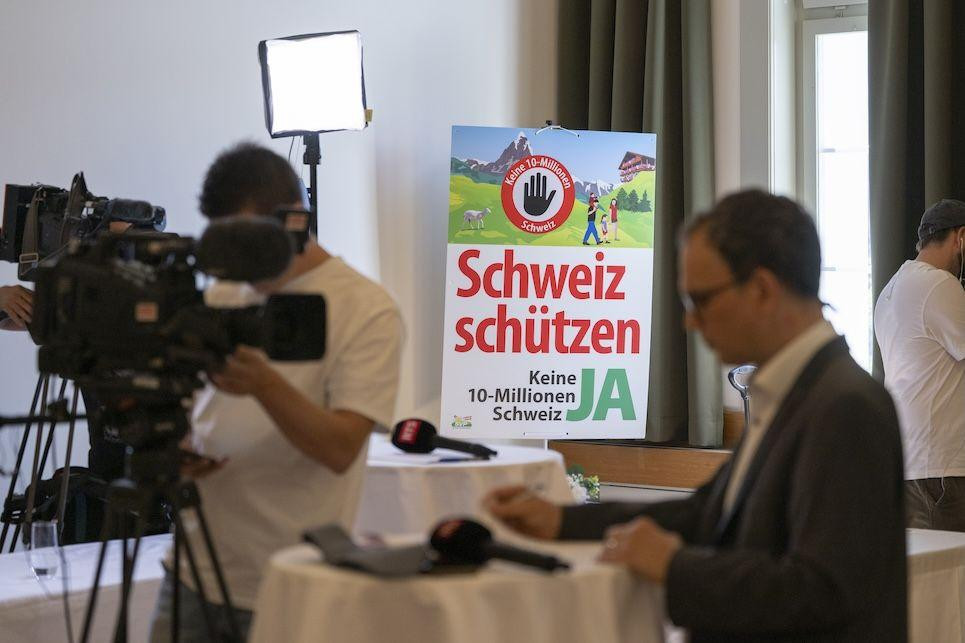 Glasač na referendumu o ograničenju broja stanovnika u Švajcarskoj
