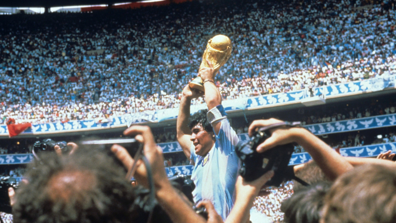 Dijego Armando Maradona sa trofejom prvaka sveta u Meksiku 1986.