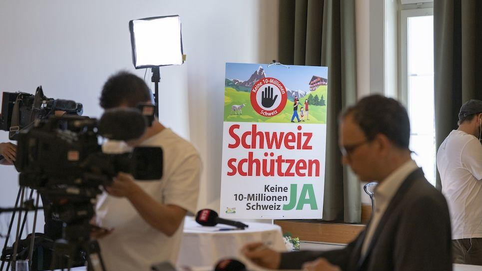 Glasač na referendumu o ograničenju broja stanovnika u Švajcarskoj