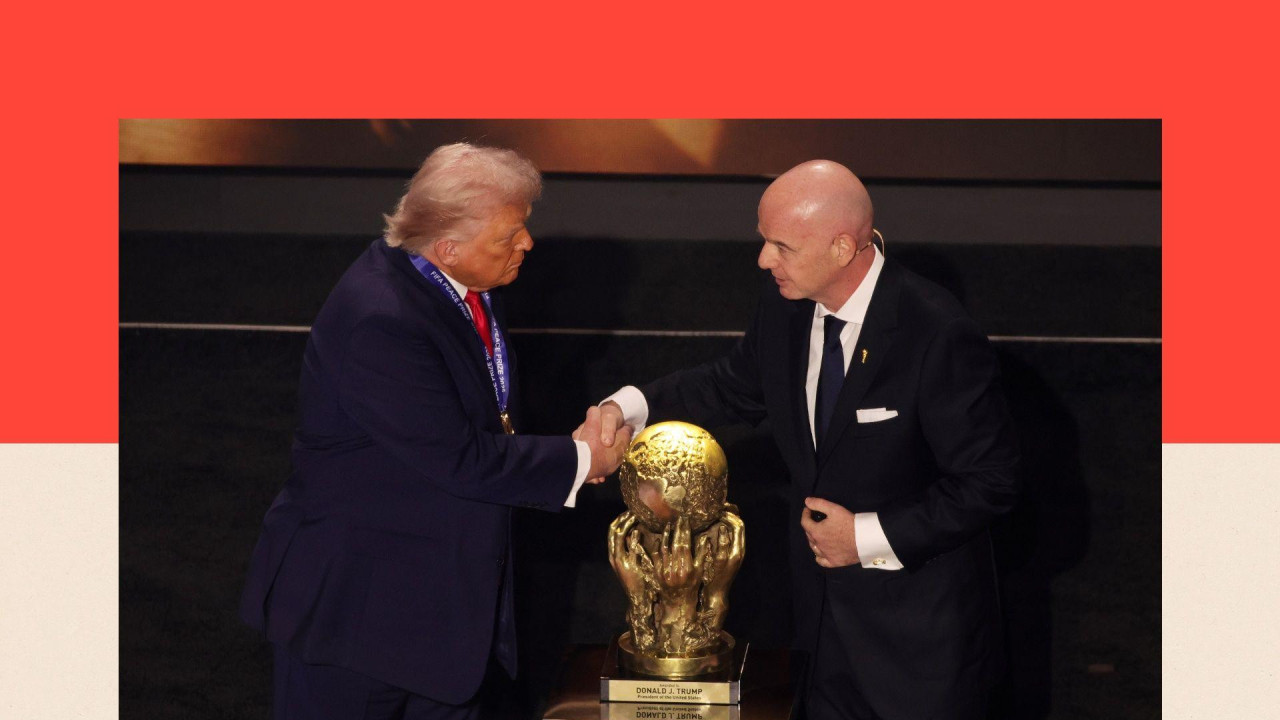Donald Tramp se rukuje sa Đanijem Infantinom, predsednikom FIFA-e, a ispred njih je velika zgrada nagrada