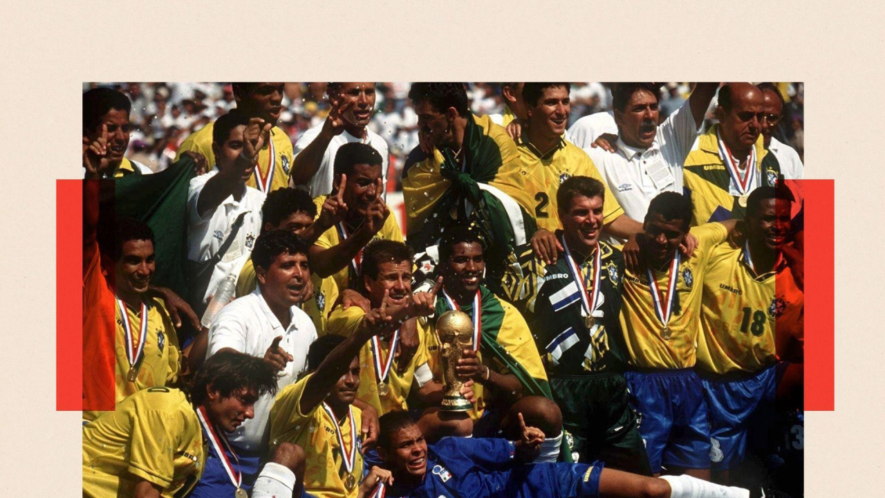 Brazilski fudbalski tim drži pehar posle pobede na Svetskom prvenstvu 1994.