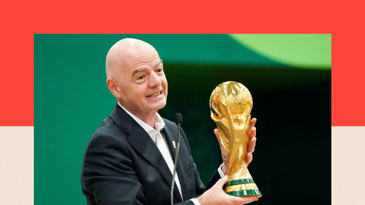 Đani Infantino drži trofej, ispred njega je mikrofon