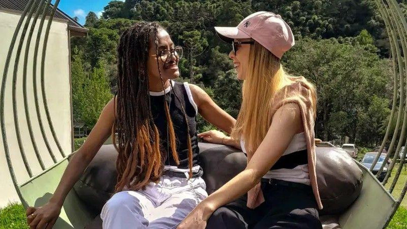 Fransilija i Luiza sede jedna pored druge