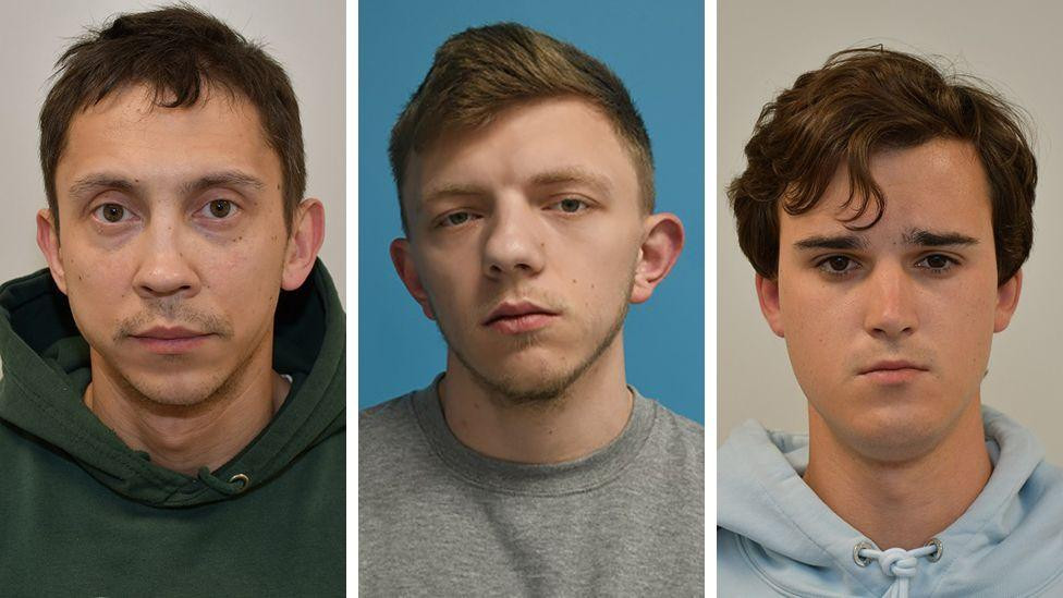 Kombinovana fotografija koja prikazuje policijske fotografije trojice optuženih: Petro Počinok je muškarac sa kratkom smeđom kosom koji nosi tamnu duksericu, Roman Lavrinovič ima svetliju smeđu kosu oblikovanu u punđu i nosi sivu duksericu, dok Stanslav Karpiuk ima dužu tamnosmeđu kosu koja mu pada preko čela i nosi svetloplavu duksericu.