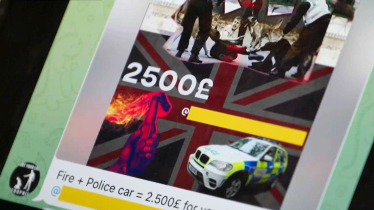 Fotografija telefona na kojoj se prikazuje poruka sa jednog od naloga povezanih sa organizacijom Direct Action UK, sa grafikom koja prikazuje zastavu Ujedinjenog Kraljevstva, Molotovljev koktel i policijski automobil. U poruci piše „Vatrogasci + policijski automobil = 2.500 funti za vas“, koristeći ruski stil za pisanje valuta. 