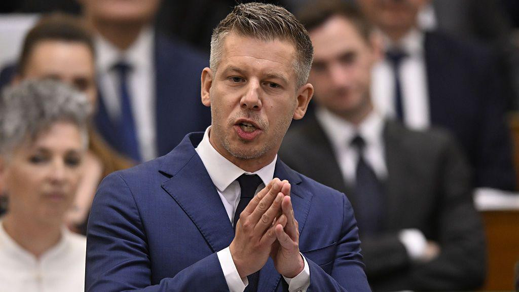Peter Mađar u plavom odelu 