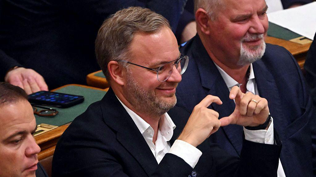 Balaš Orban, savetnik bivšeg premijera, sa naočarima za vid u tamnom odelu u parlamentu