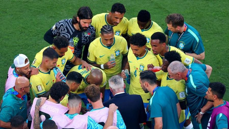 Karlo Anćeloti daje uputstva brazilskim igračima tokom pauze za hidrataciju protiv Maroka