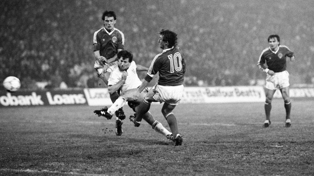 Mehmed Baždarević u duelu sa Englezom Brajanom Robsonom na kvalifikacionom meču u Beogradu za Evropsko prvenstvo 1988. 