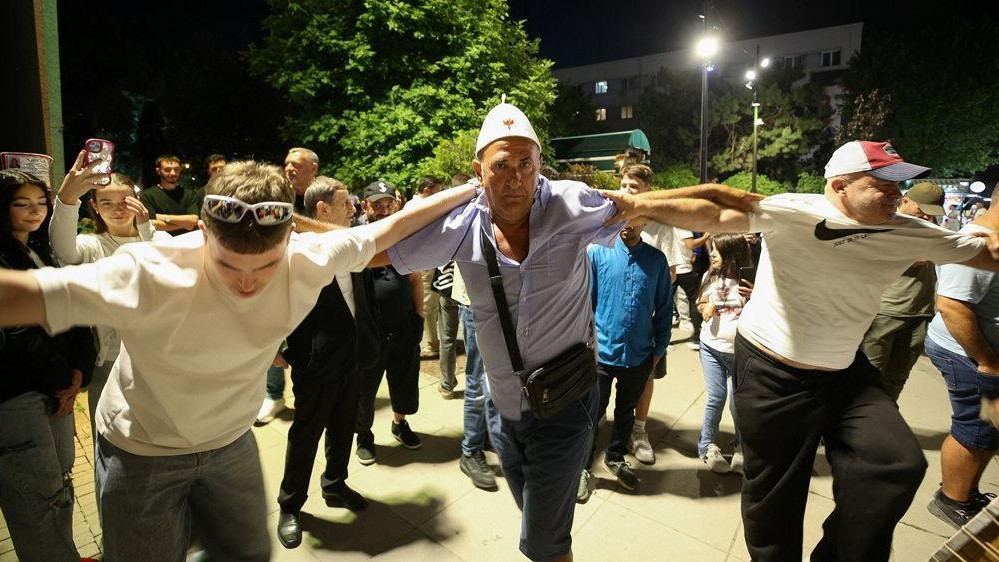 kurti, izbori na kosovu, slavlje pristalica kurtijevog samoopredeljenja