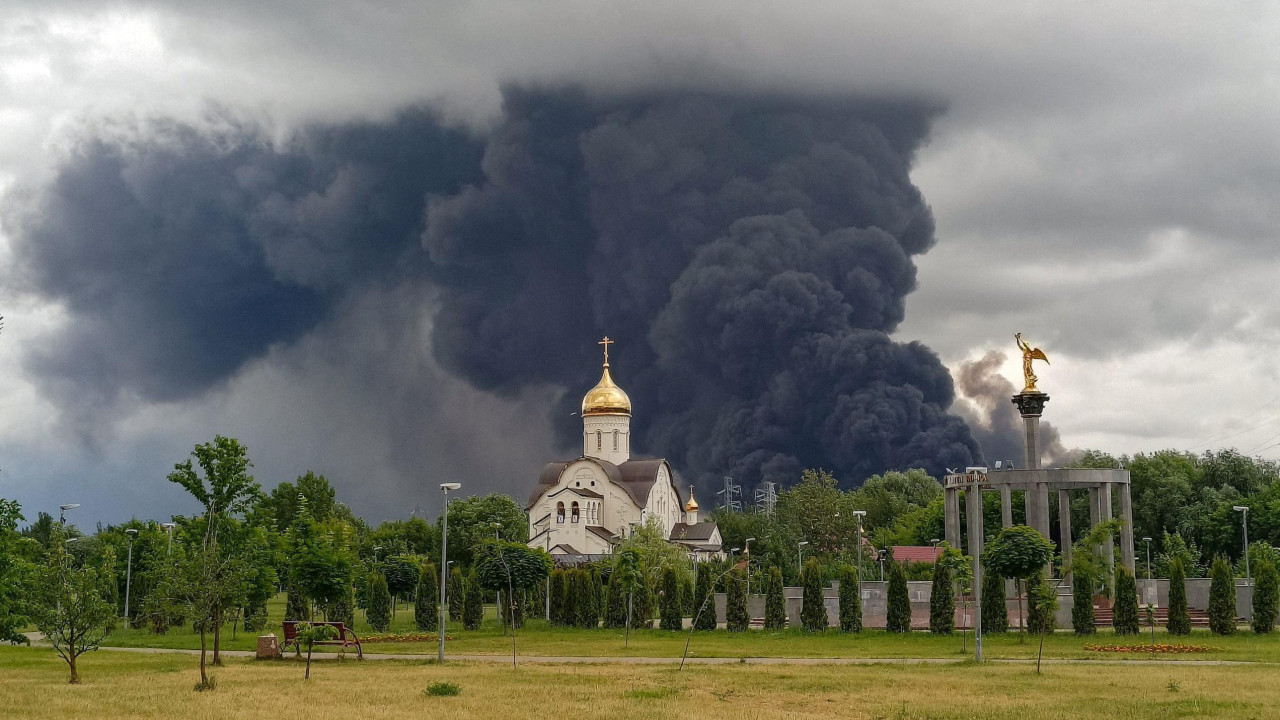 Dim se diže iz rafinerije nafte posle napada ukrajinskog drona u Moskvi