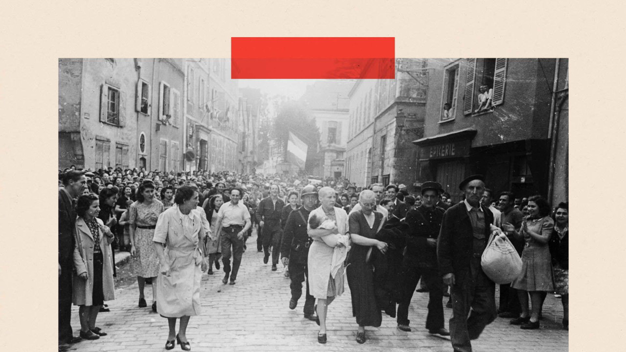 Žena sa bebom u rukama i majkom prolazi kroz masu obrijanih glava