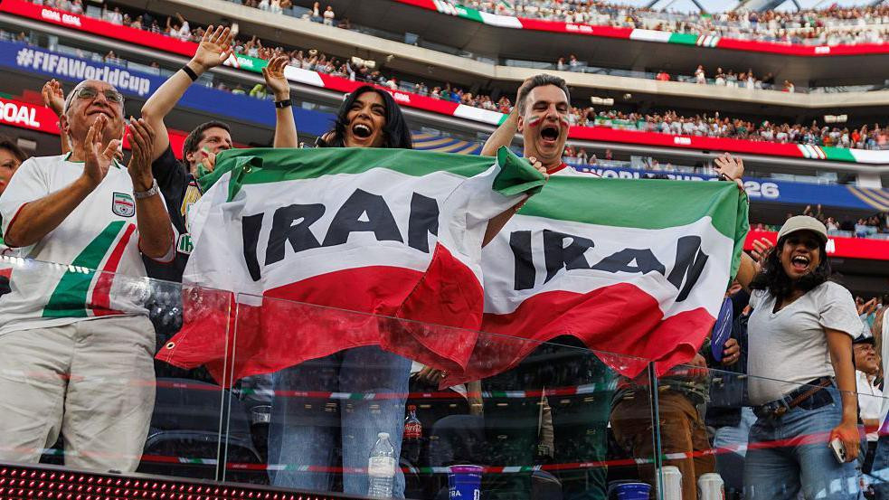 Navijači Irana na stadionu drže iransku zastavu