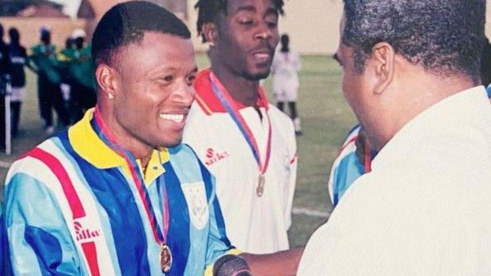 Anselmo 'Žair' Ribeiro prima medalju nakon što je pomogao da Zelenortska Ostrva osvoje kup Amilkar Kabral 2000. godine