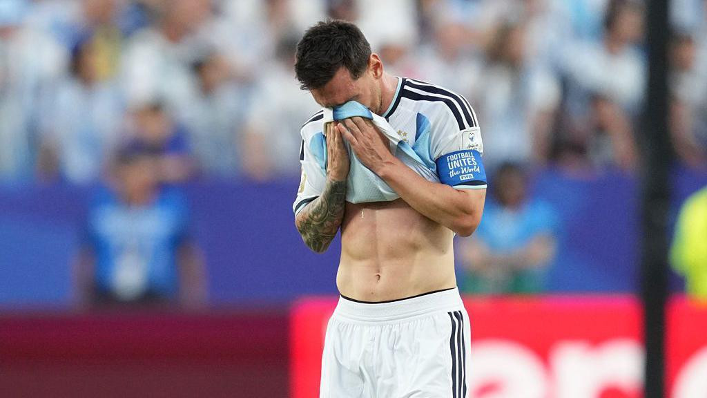 Mesi je plakao pošto je postigao početni gol u prvoj utakmici Argentine protiv Alžira, a u danima nakon toga njegova porodica je objavila saopštenje u kojem je otkrila da se njegov otac „bori sa zdravstvenim problemom“.