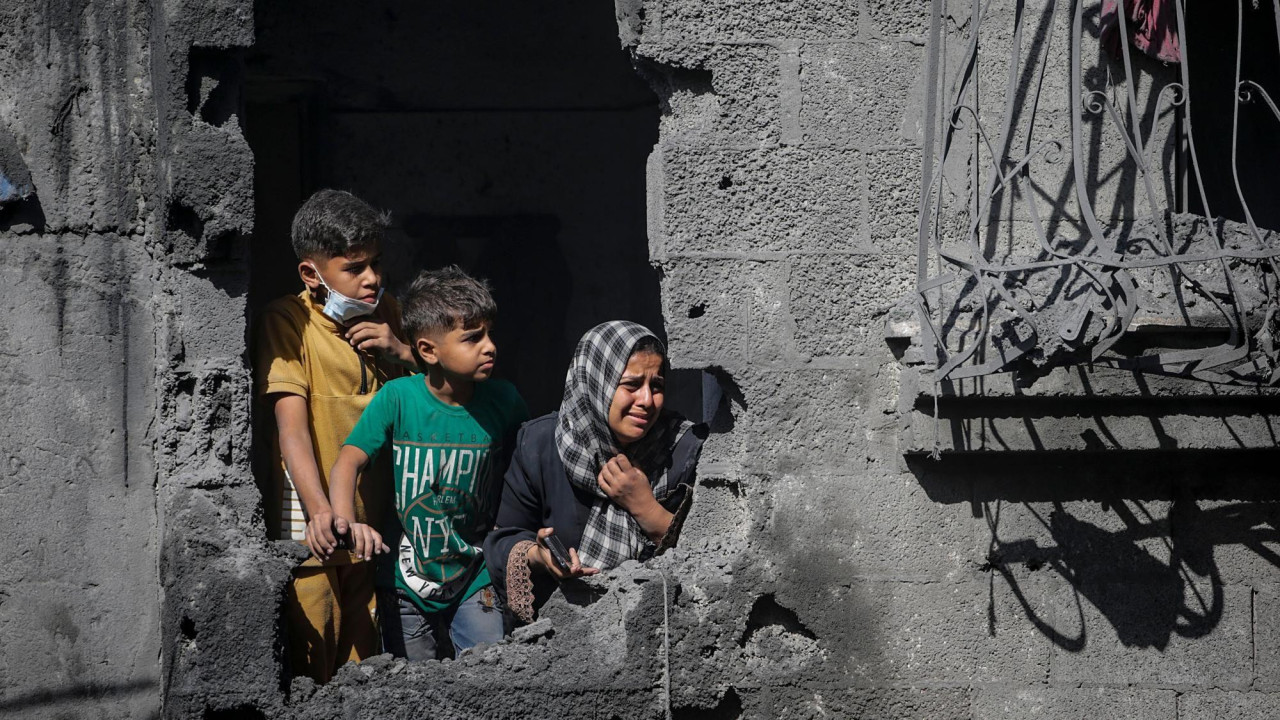 Palestinska deca na severu Gaze tragaju za članovima porodice posle izraelskog napada u oktobru 2025.