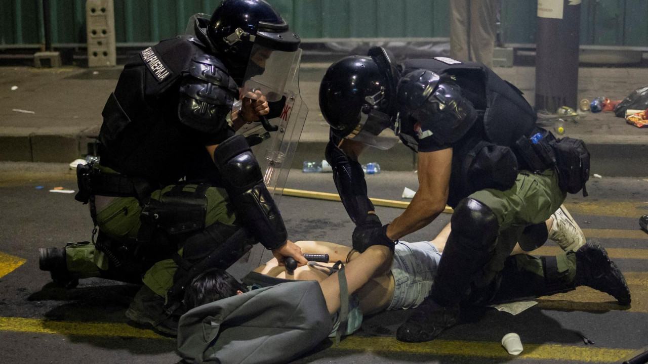 Policijaci hapse demonstranta tokom antivladinog protesta u junu 2025.