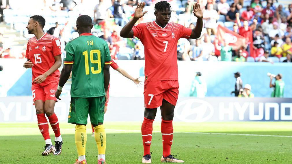 Švajcarski fudbaler Brel Embolo odlučio je da ne slavi nakon što je postigao gol protiv svoje zemlje rođenja, Kameruna, na Svetskom prvenstvu 2022. godine.