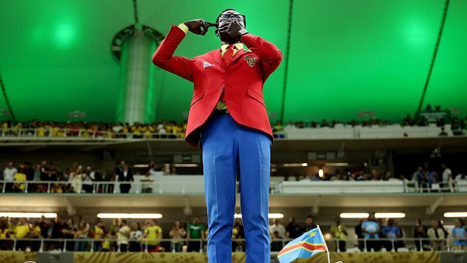 Lumumba Vea, navijač Konga koji nepomično stoji tokom cele utakmice