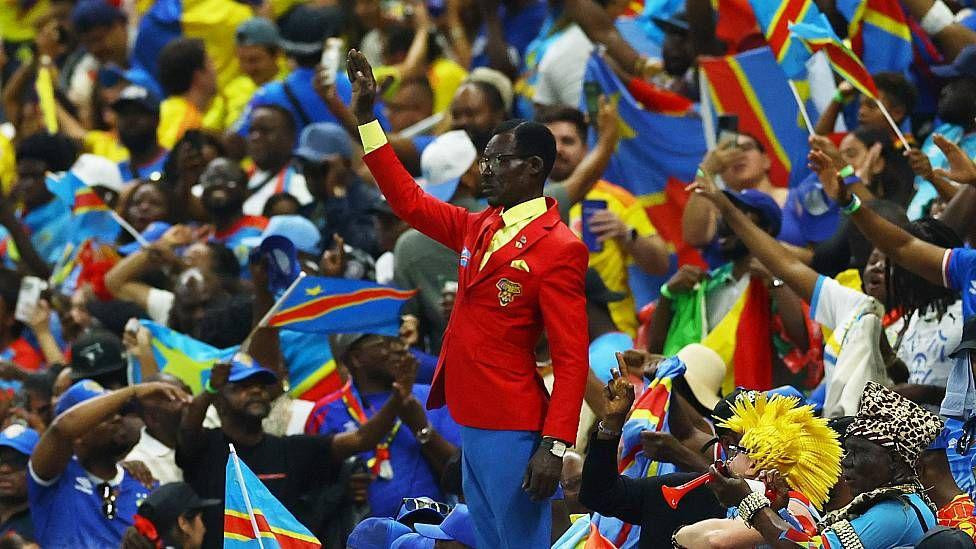 Lumumba Vea, navijač Konga koji stoji nepomično tokom fudbalske utakmice