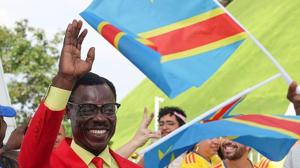 Lumumba Vea, navijač Konga koji nepomično stoji tokom cele utakmice