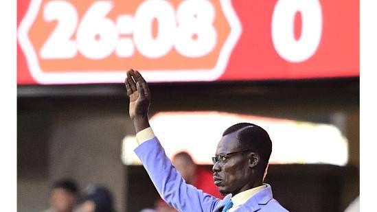 Lumumba Vea, navijač Konga koji nepomično stoji tokom cele utakmice