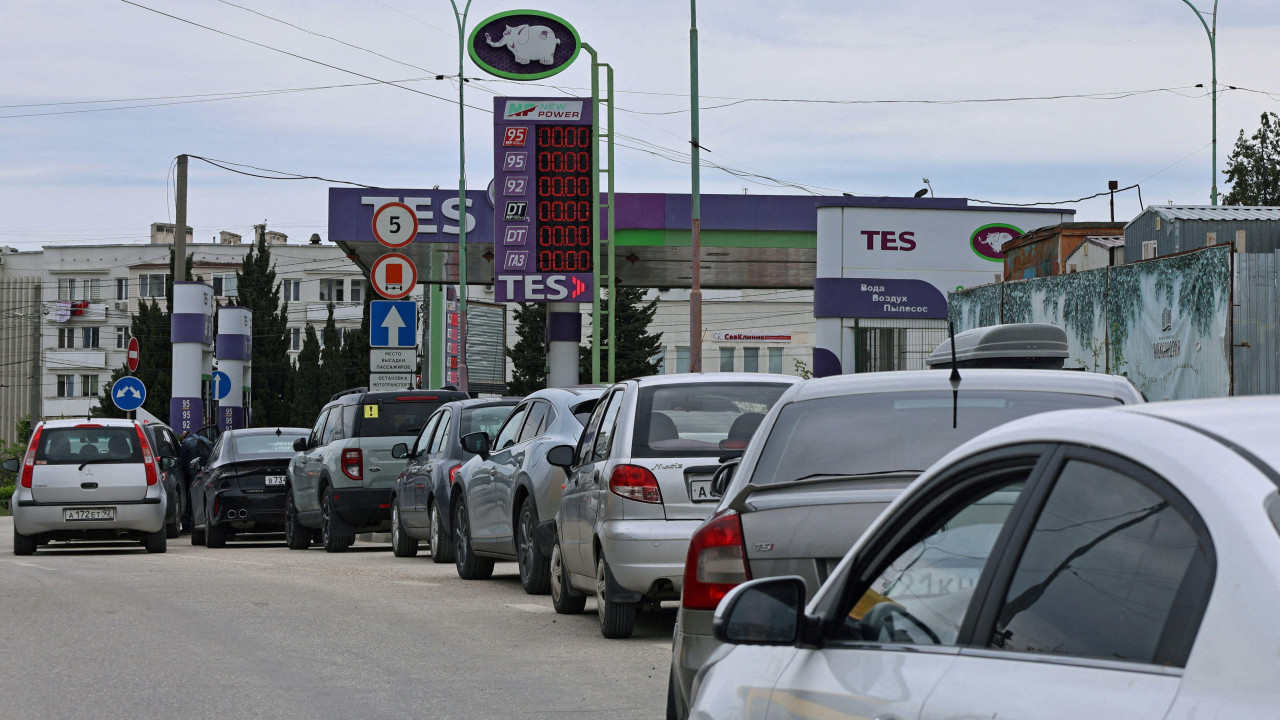 benzinska pumpa, red ispred benzinske pumpe