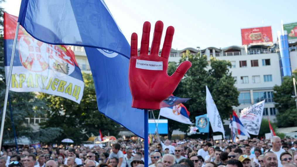 crvena šaka na protestu u Kraljevu 28. juna 2026.