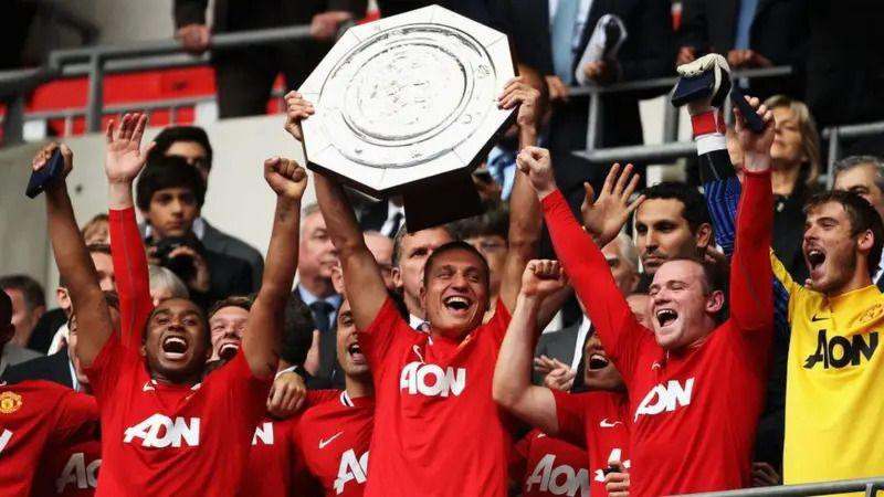 Nemanja Vidić sa saigračima iz Mančester junajteda i peharom FA kupa