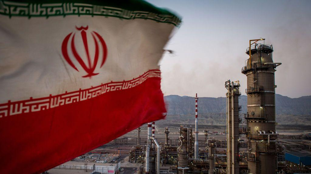Iranska zastava iznad naftne rafinerije