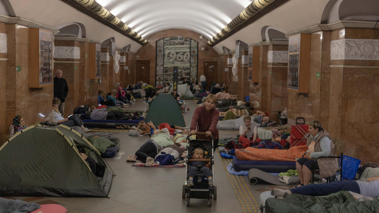 Neki stanovnici Kijeva su sklonište potražili u stanicama metroa tokom noći