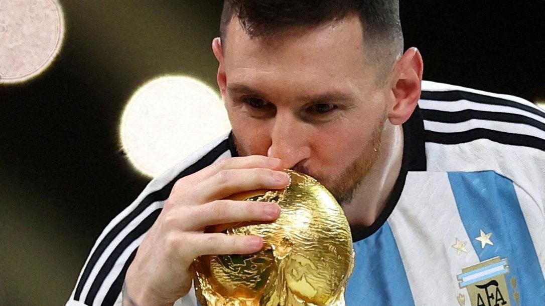 Lionel Mesi ljubi trofej svetskog prvaka u Kataru 2022.