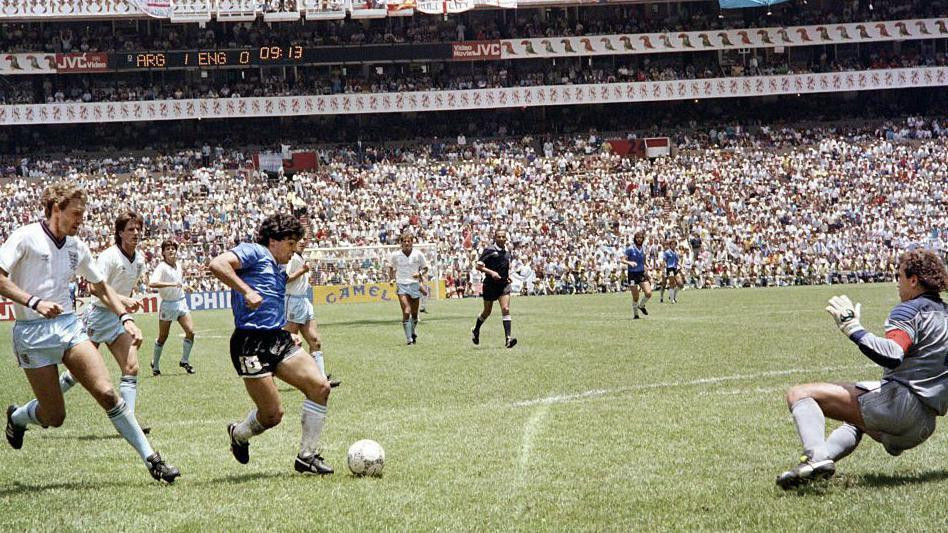 Maradona postiže drugi gol protiv Engleske 1986.