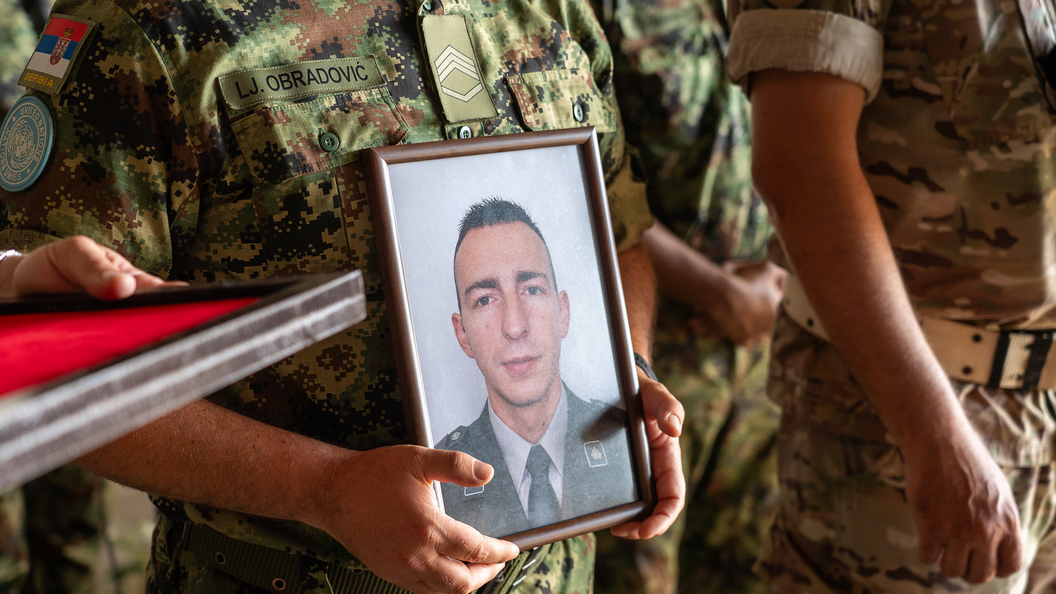 Muškarac drži fotografiju poginulog vojnika