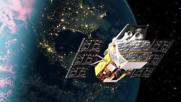 Zlatni teleskop u svemiru iza njega se vidi planeta Zemlja