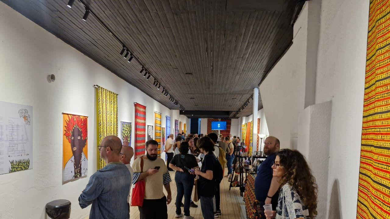 Ljudi u muzeju gledaju izložene rekvizite