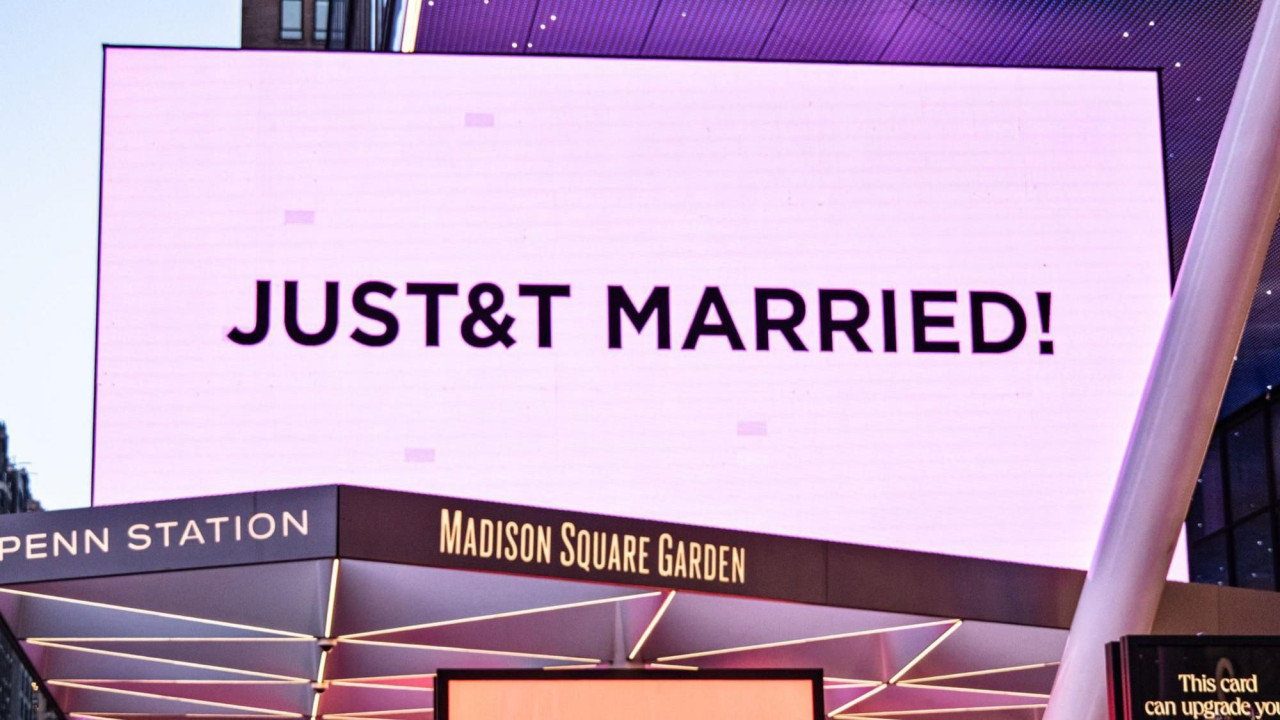 Medison Skver Garden obasjan roze svetlima i znak na kome piše 'JUST&T MARRIED' tokom proslave venčanja Tejlor Svift i Trevisa Kelsija u Njujorku, 3. jul 2026.