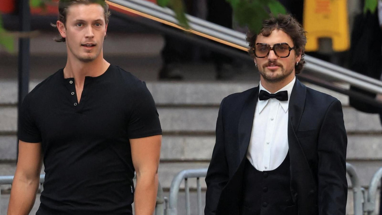 Američki pevač Benson Bun (desno) stigao je u elegantnom smokingu