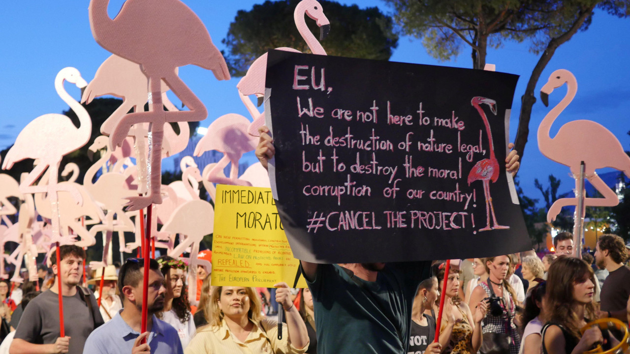 Ljudi na protestu drže lutke od stiropora u obliku flamingosa 