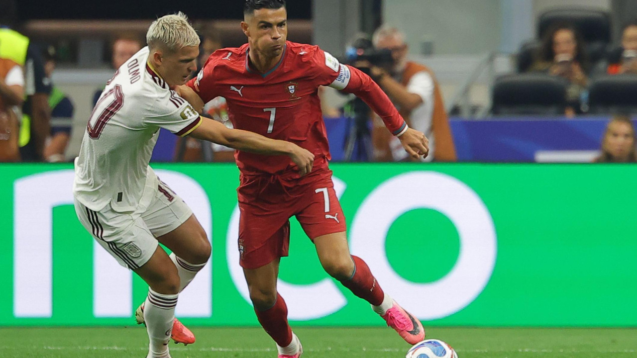 Španac Dani Olmo pokušava da zaustavi Kristijana Ronalda
